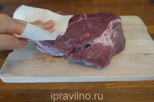 Vi lägger nötköttet i ärmen i en bakfat, bakmuffeln måste förseglas med en speciell tråd (vanligtvis med bakpåsar)