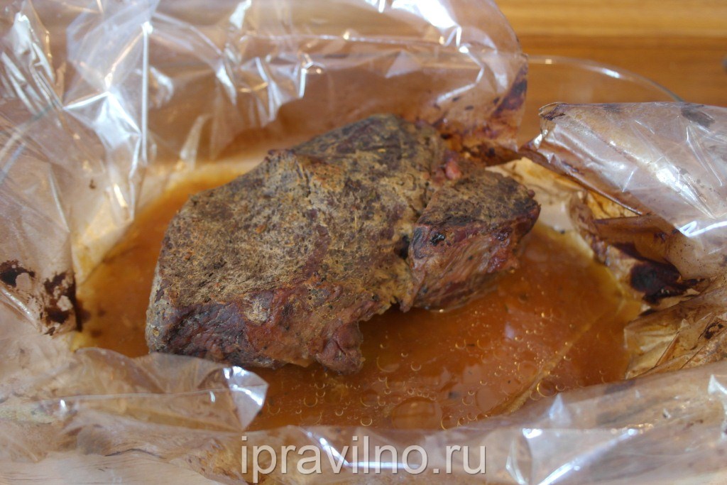 Ta köttet tillbaka i ugnen i 20 minuter, så att nötköttet är täckt med en liten skarpa
